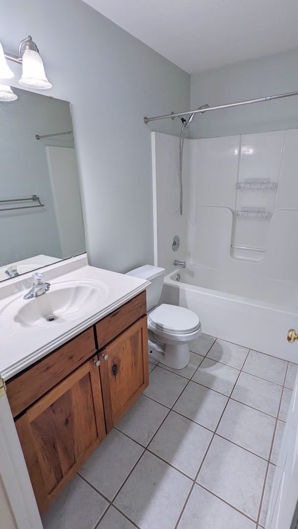 Building Photo - 2/2 Home with Office/Bath/Closet