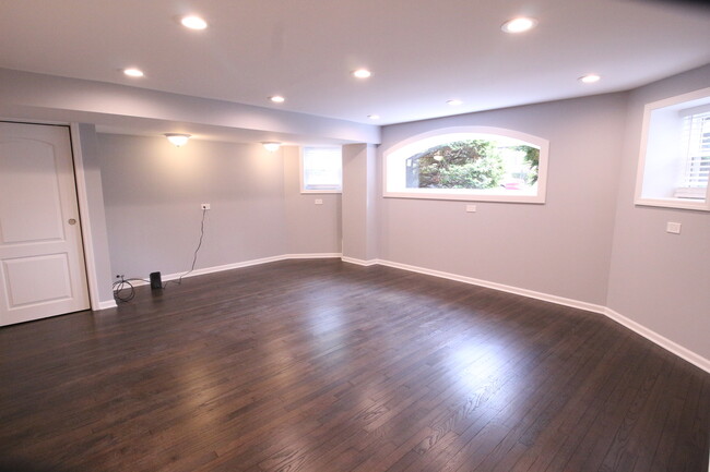 Building Photo - 6210 N Talman Ave