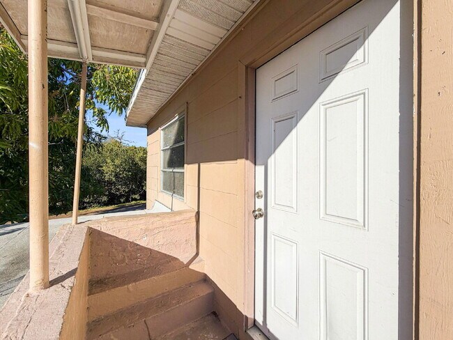 Building Photo - 652 East Harbor Dr S