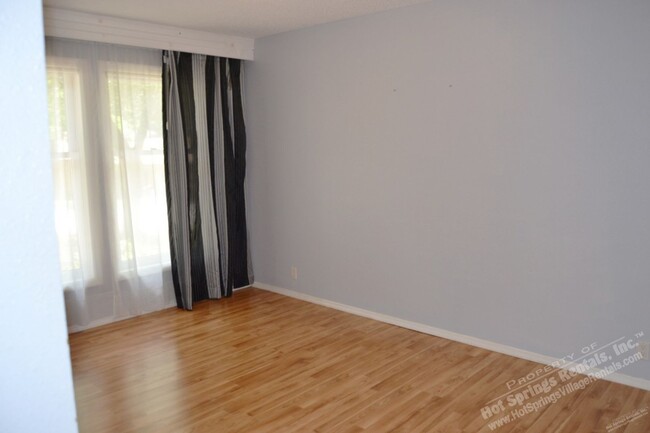 Building Photo - West Gate Area | Townhome | Unfurnished