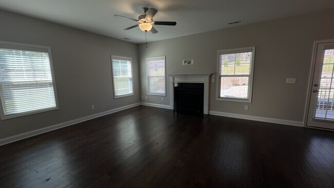 Building Photo - 550 Hampstead Pl