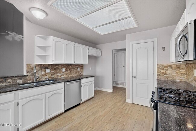 Building Photo - 1365 Desert Canyon Dr