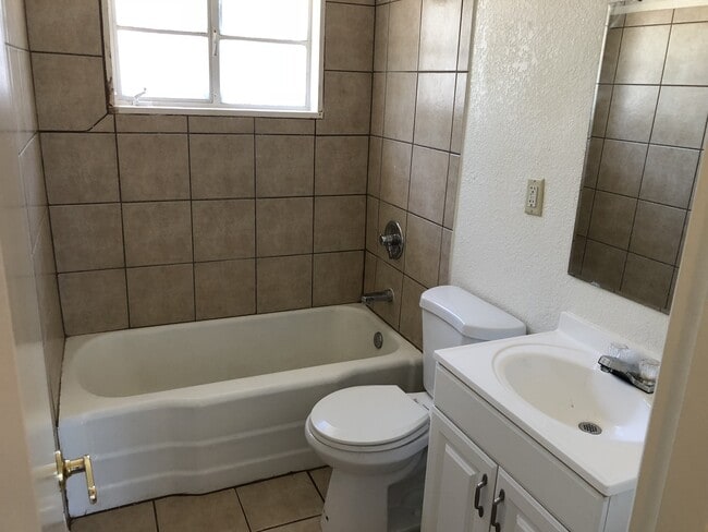 Building Photo - Spacious Home, Pets welcome