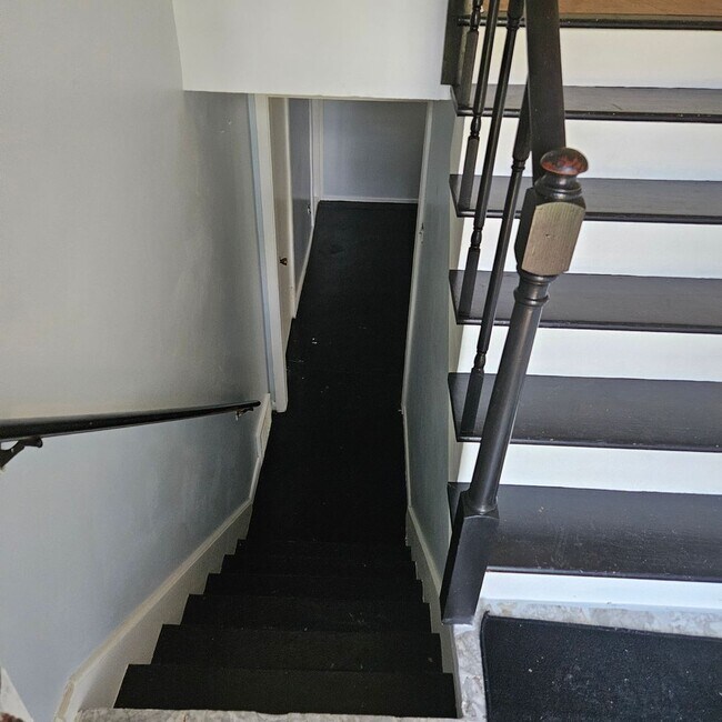 Building Photo - 5 bedroom/2 bath split-level home