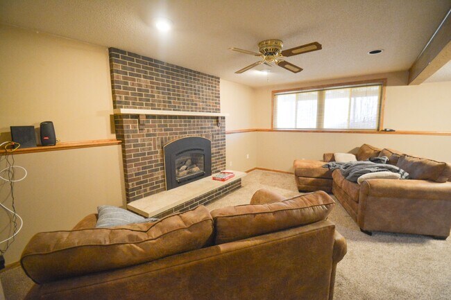 Building Photo - End-of-Cul de Sac 4 Bed 2 Bath Available f...