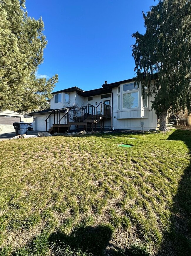 Building Photo - Spacious Multi-Generational Home with Stunning Views – 5 Bed, 3 Bath