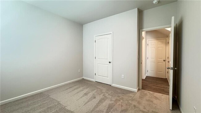 Building Photo - 569 King Vlg