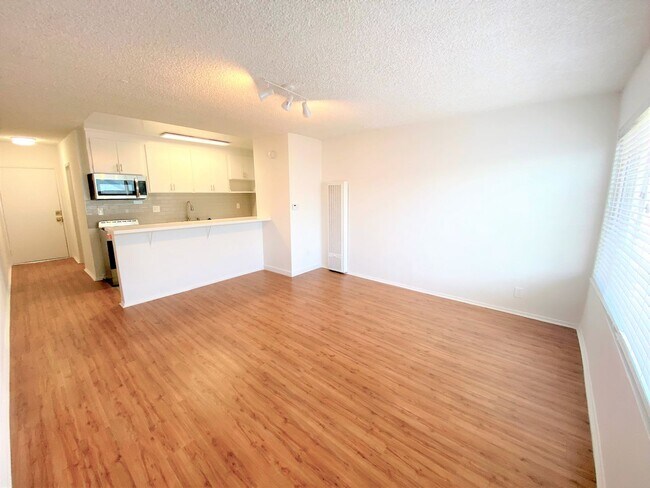 Interior Photo - 1645 N. Winona Blvd