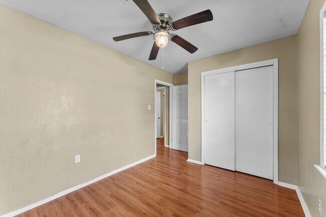 Building Photo - 807 Temple Dr