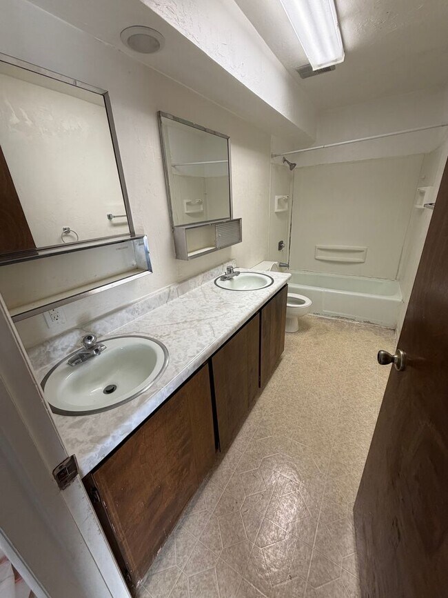 Building Photo - CS-1070/1080 E 800 N Bookcliff Apartments