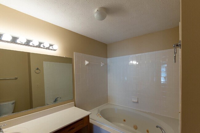 Building Photo - 3 BR, 2.5 BA Townhome in North Stafford