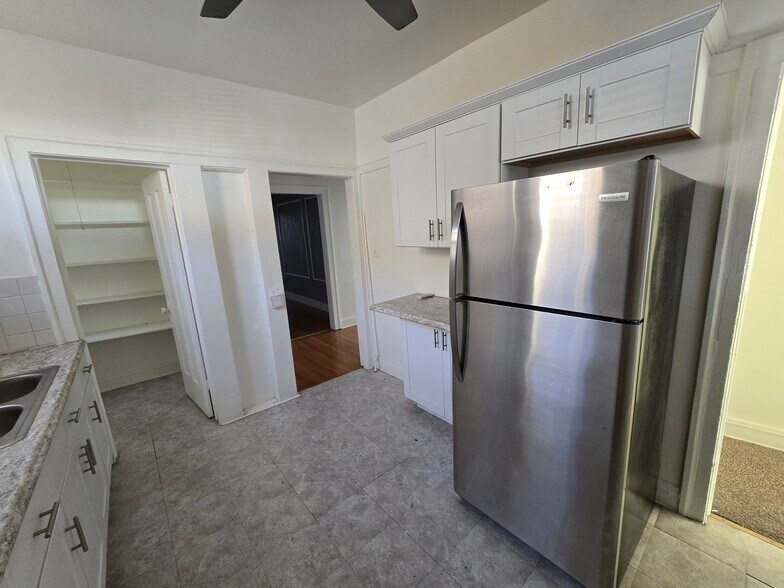 Building Photo - 7846 S Cregier Ave