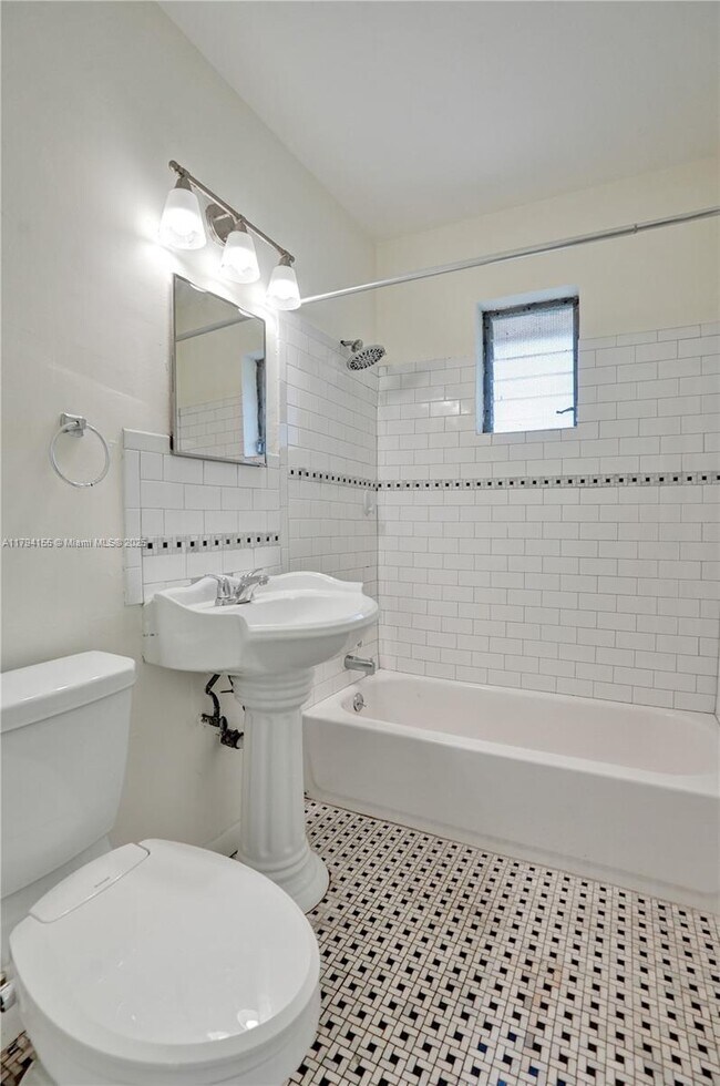 Building Photo - 403 SW 11th Ct