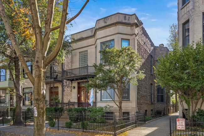 Building Photo - 709 W Roscoe St