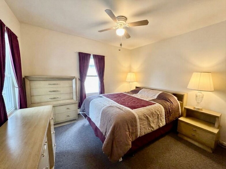 Building Photo - 70 Oak St