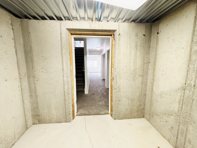 Building Photo - 1094 1825 W