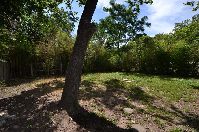 Building Photo - 2/1 House in Hip East Austin!