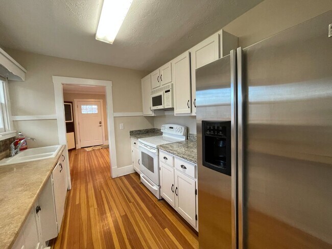 Building Photo - 6 Bedroom/2.5 Bath Home in North Fort Coll...