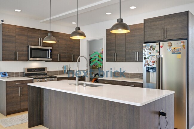 Building Photo - "Spacious 4-Bedroom Seattle Home with 3 Full Baths and 2,420 Sq. Ft. of Comfort!"