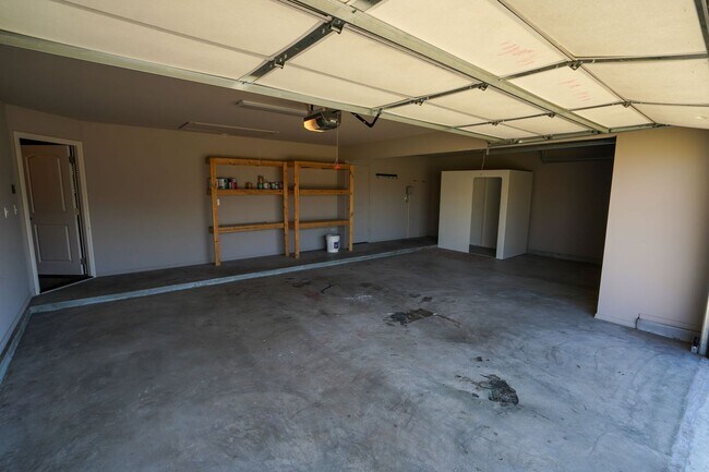Building Photo - 3 Bed | 2 Bath in New Tulsa!