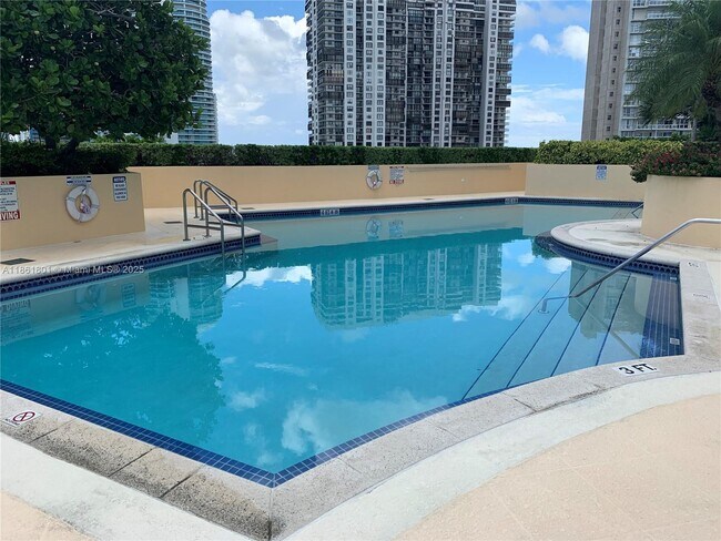 Building Photo - 2475 Brickell Ave