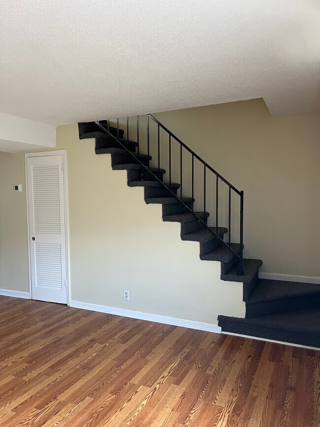 Building Photo - 3617 Willow Creek Ct