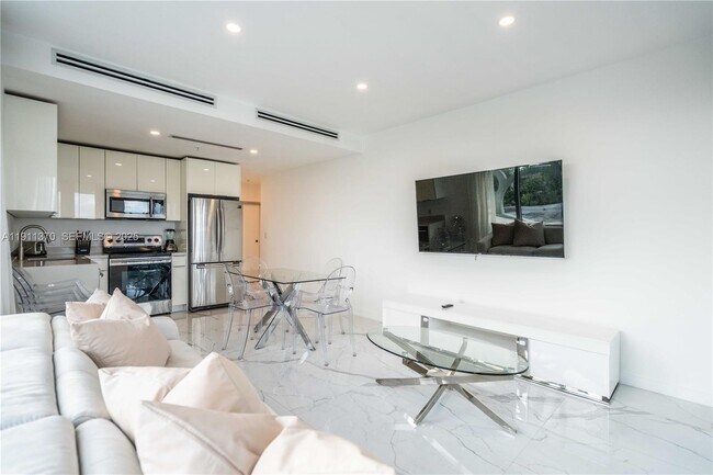 Building Photo - 8425 Crespi Blvd