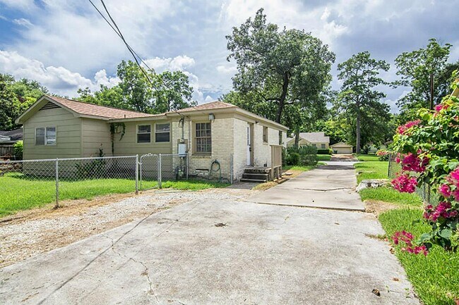 Building Photo - 411 Woodard St