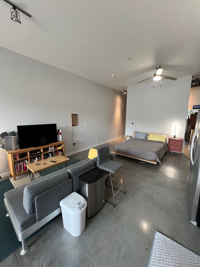 Building Photo - 2124 E 6th St