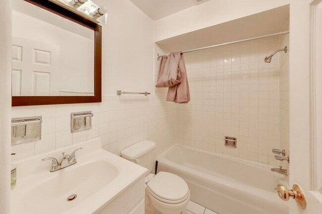 Building Photo - 5400 N Sheridan Rd