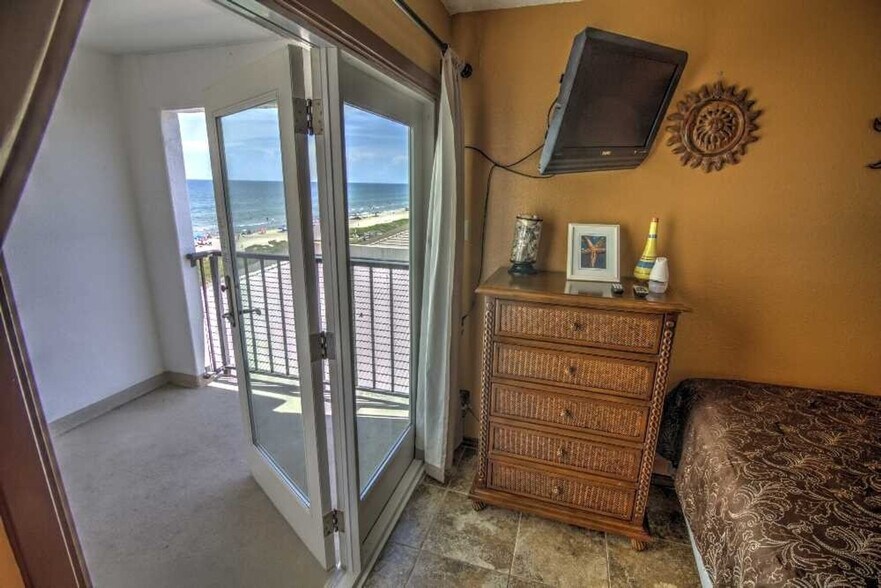 Building Photo - 5605 Gulf Blvd