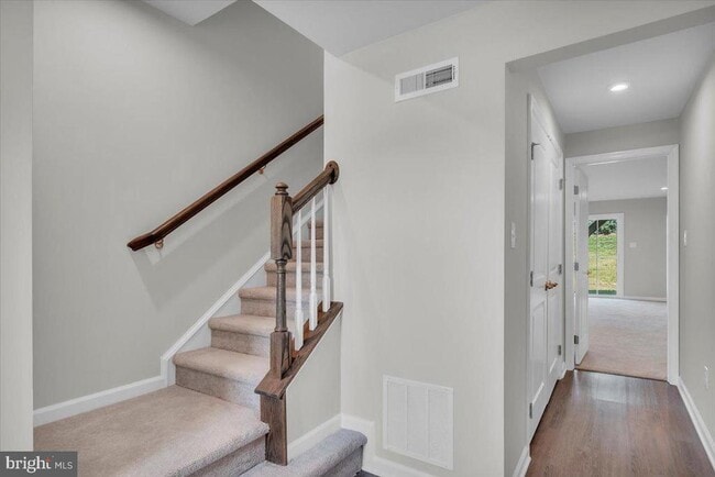 Building Photo - 40 Hamilton Ct