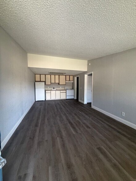 Building Photo - 5063 Elmhurst Rd