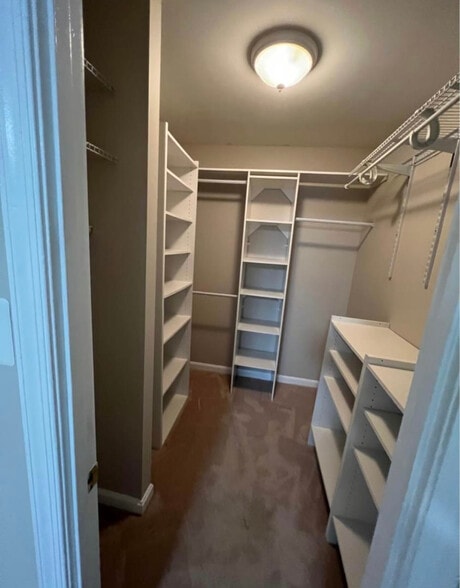 Master bedroom : Wall-in closet - 25210 Tralee Ct