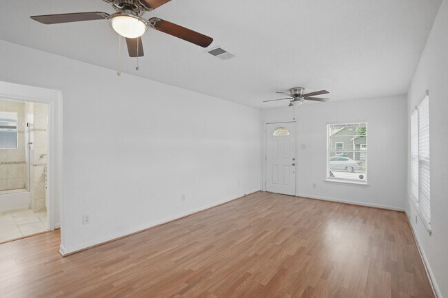 Building Photo - 5315 Bell St
