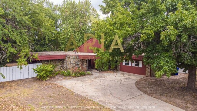 Building Photo - Unique 3 bed/2 bath Property with HUGE Bon...