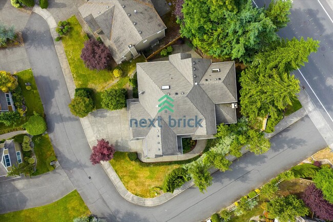 Building Photo - Spacious Home in Desirable Bellevue Neighb...