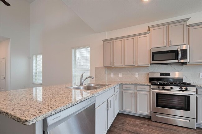 Building Photo - 18414 Hilltop Climb Dr