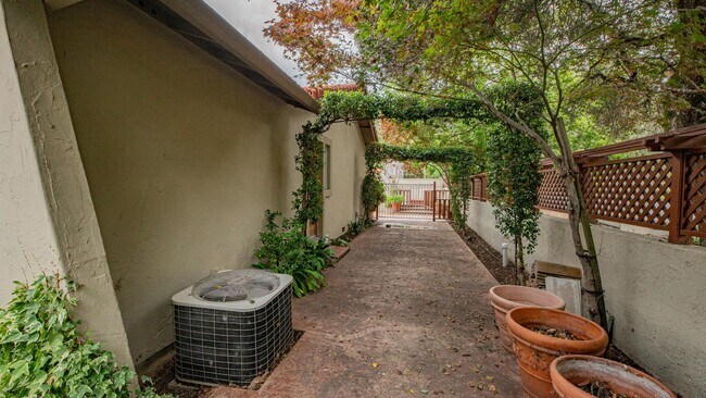 Building Photo - 22 Greengate Ct
