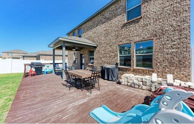 Building Photo - 5817 Daly Dr