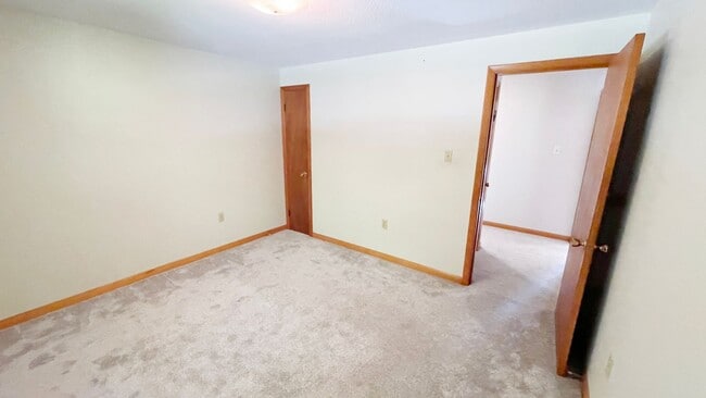 Building Photo - 3 BR House on a Lake 1.5 Baths
