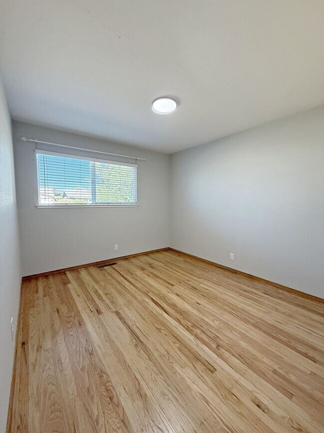 Building Photo - Nice single family home with gorgeous kitchen