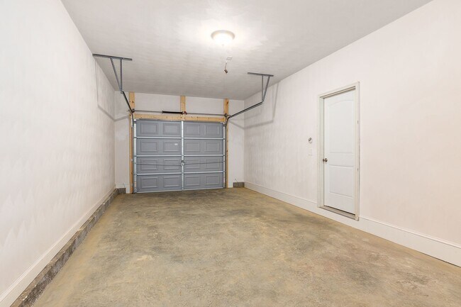 Building Photo - Spacious 4 Bedroom 2.5 Bath Home