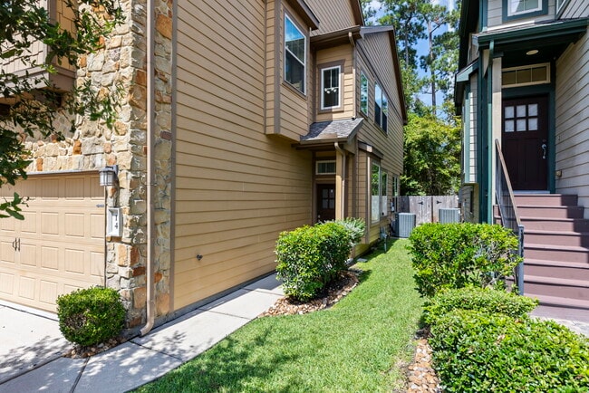 Side view - 14 Cheswood Manor Dr