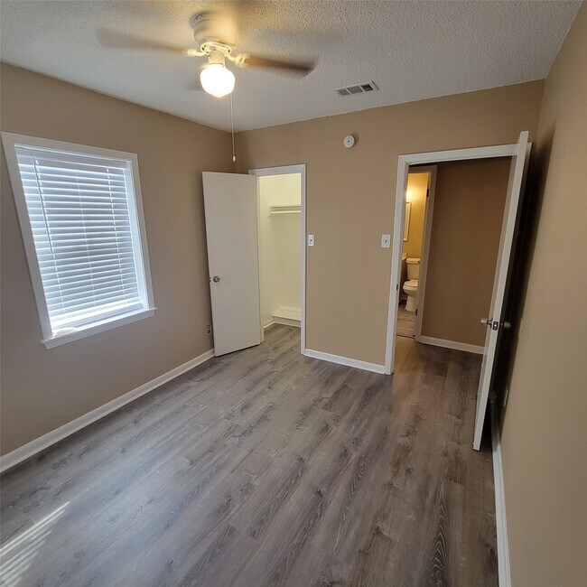 Building Photo - 802 Avenue K Ave