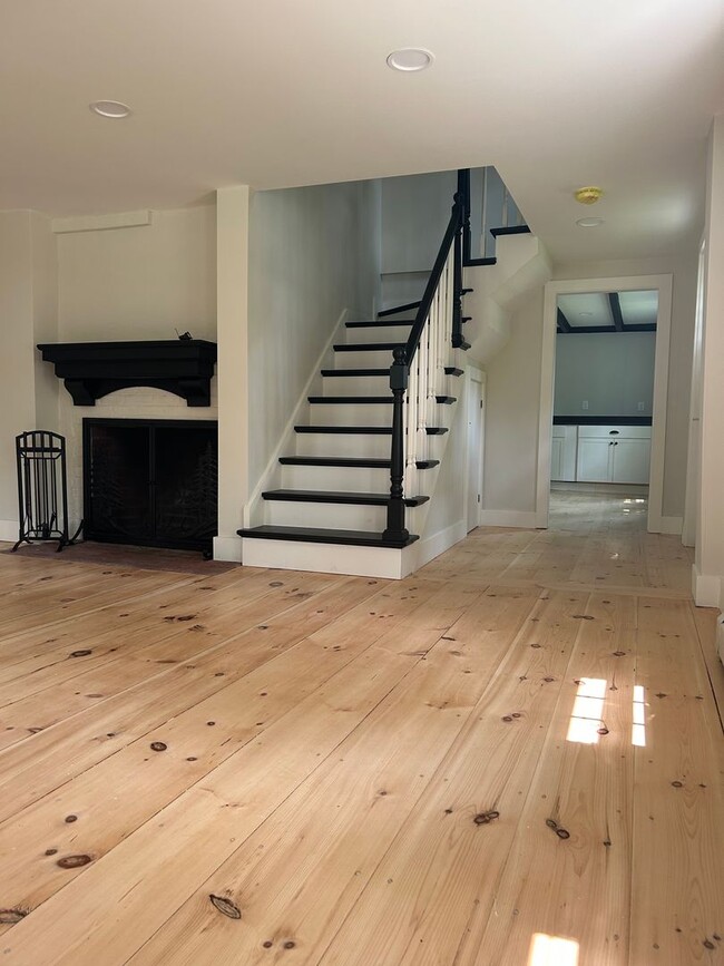 Building Photo - Beautiful renovated 5 bedroom 2.5 bath sin...