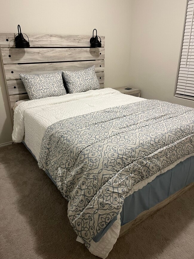 Building Photo - 326 Lake Erie Dr