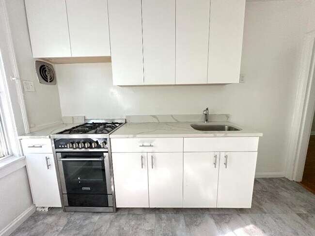 Building Photo - 2 bedroom in SUNNYSIDE NY 11104