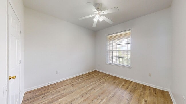 Building Photo - Beautifully updated 2 bed, 2 bath third-fl...