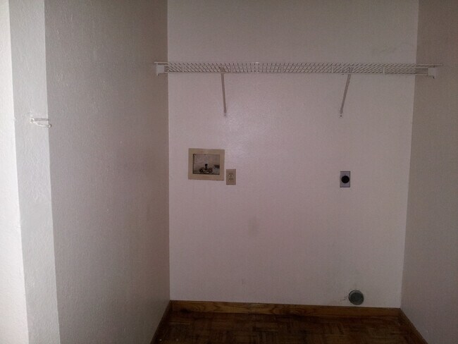 Building Photo - 307 S Walnut
